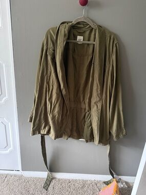 Adorable GAP Olive Green Utility Belted Jacket with nautical inner lining! ✨